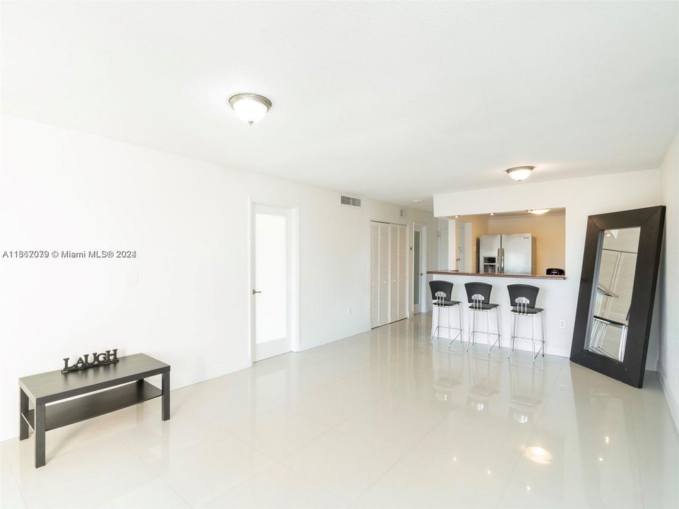 For Sale: $359,000 (1 beds, 1 baths, 792 Square Feet)