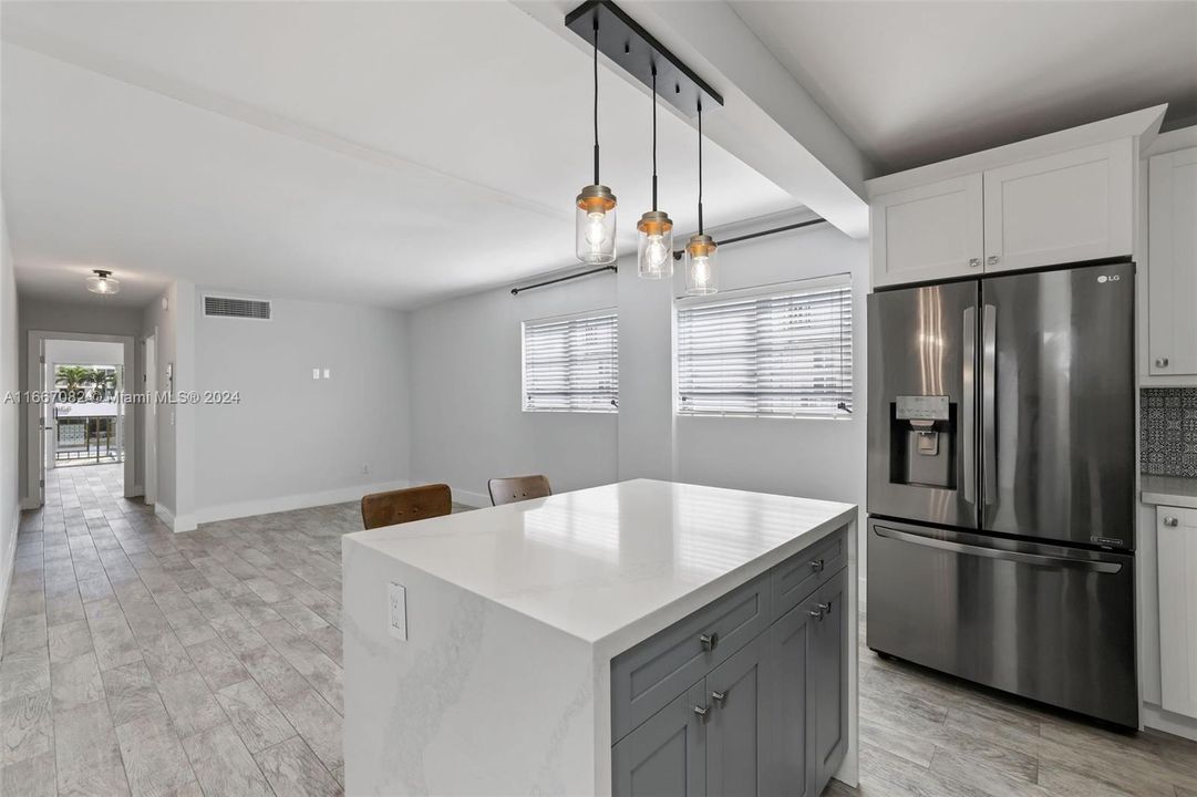 For Sale: $329,000 (1 beds, 1 baths, 638 Square Feet)