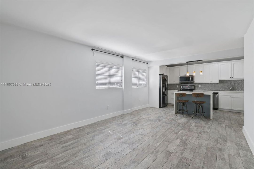 For Sale: $329,000 (1 beds, 1 baths, 638 Square Feet)