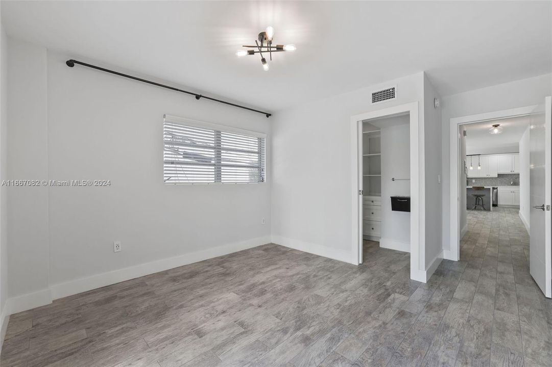 For Sale: $329,000 (1 beds, 1 baths, 638 Square Feet)