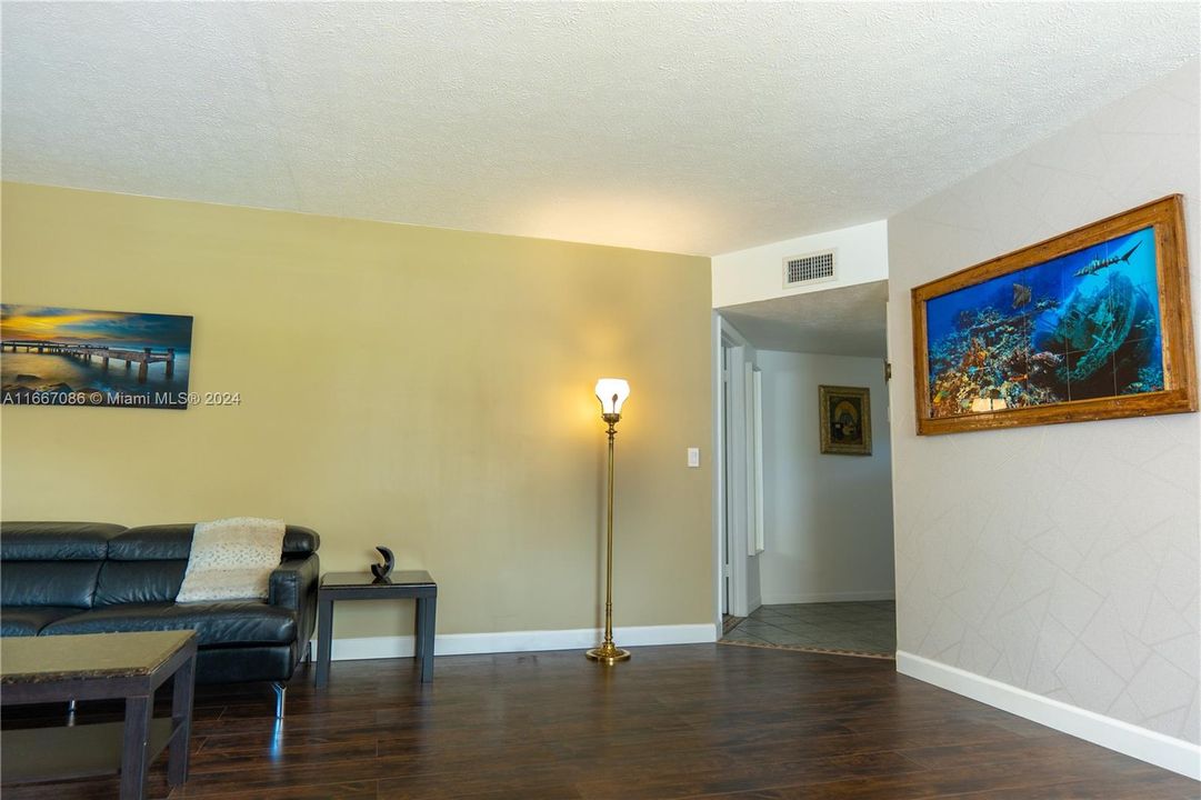 For Sale: $205,000 (2 beds, 2 baths, 1078 Square Feet)