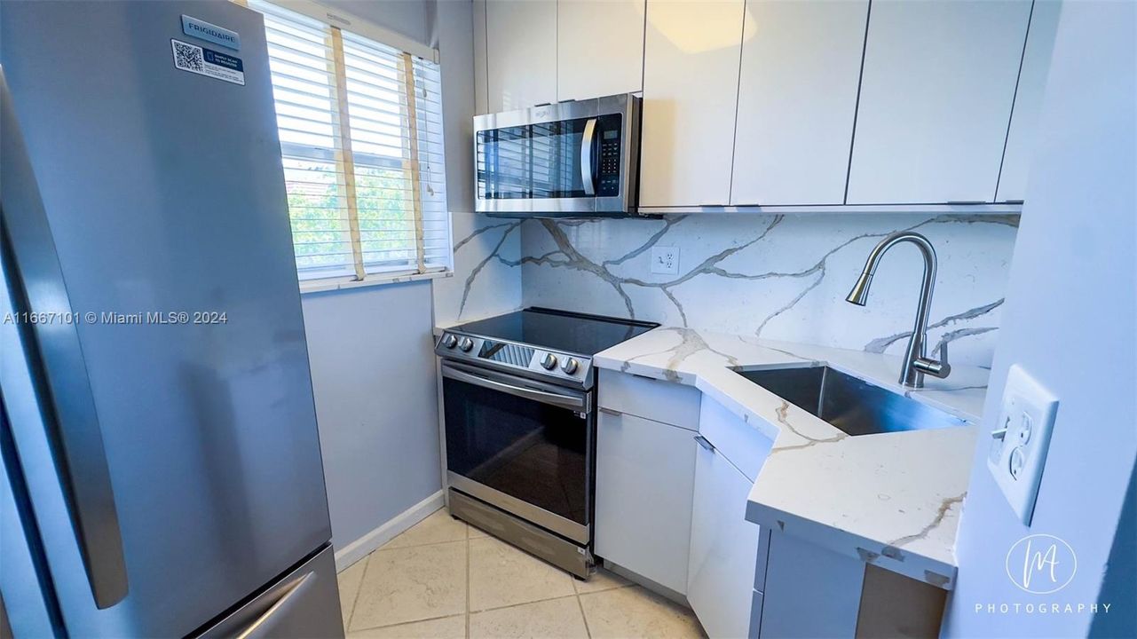 For Sale: $410,000 (2 beds, 1 baths, 814 Square Feet)