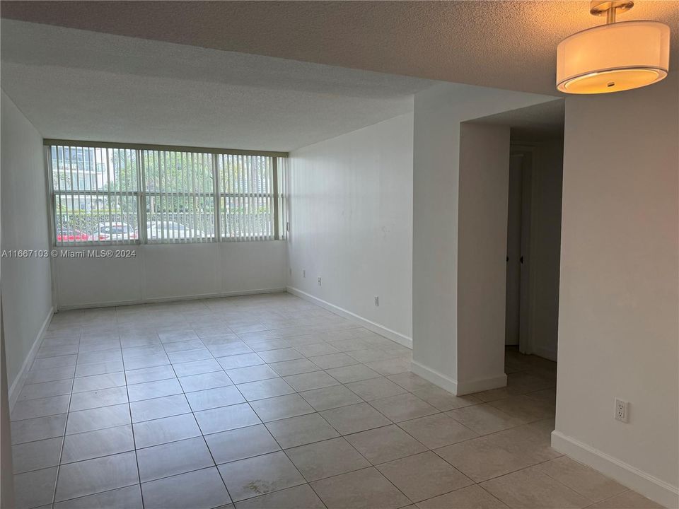 For Rent: $2,850 (1 beds, 1 baths, 700 Square Feet)