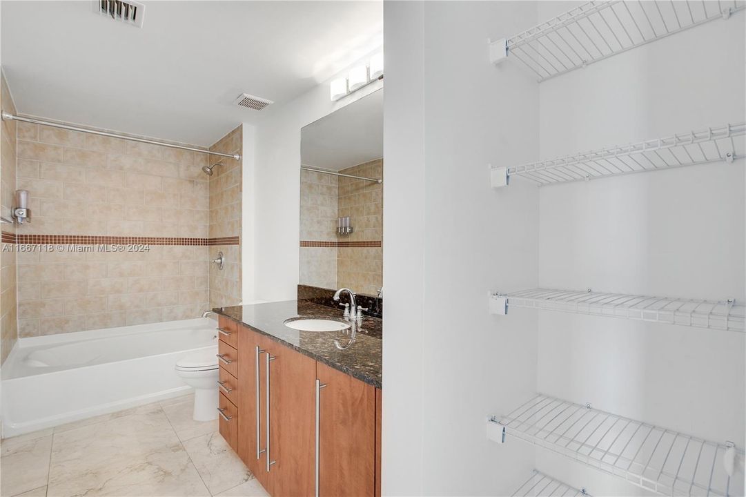 For Sale: $375,000 (1 beds, 1 baths, 816 Square Feet)