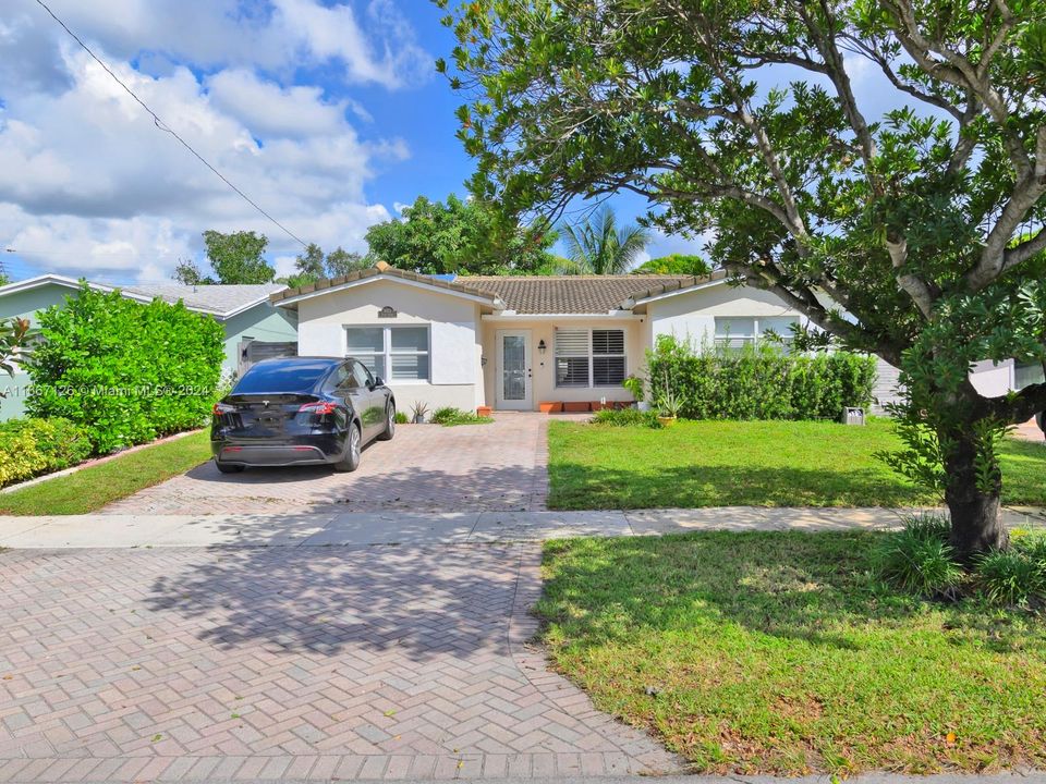 For Sale: $595,000 (3 beds, 2 baths, 1636 Square Feet)