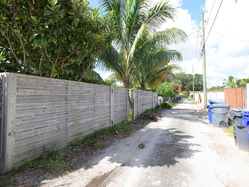 For Sale: $595,000 (3 beds, 2 baths, 1636 Square Feet)