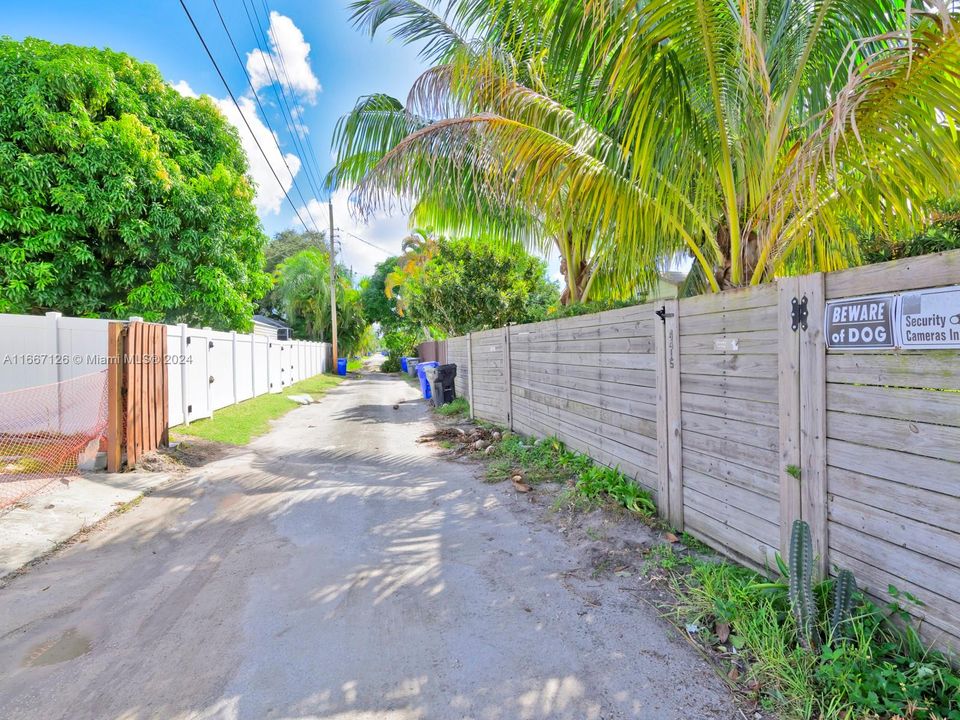 For Sale: $595,000 (3 beds, 2 baths, 1636 Square Feet)