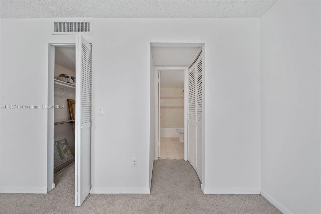 For Sale: $285,000 (1 beds, 1 baths, 680 Square Feet)