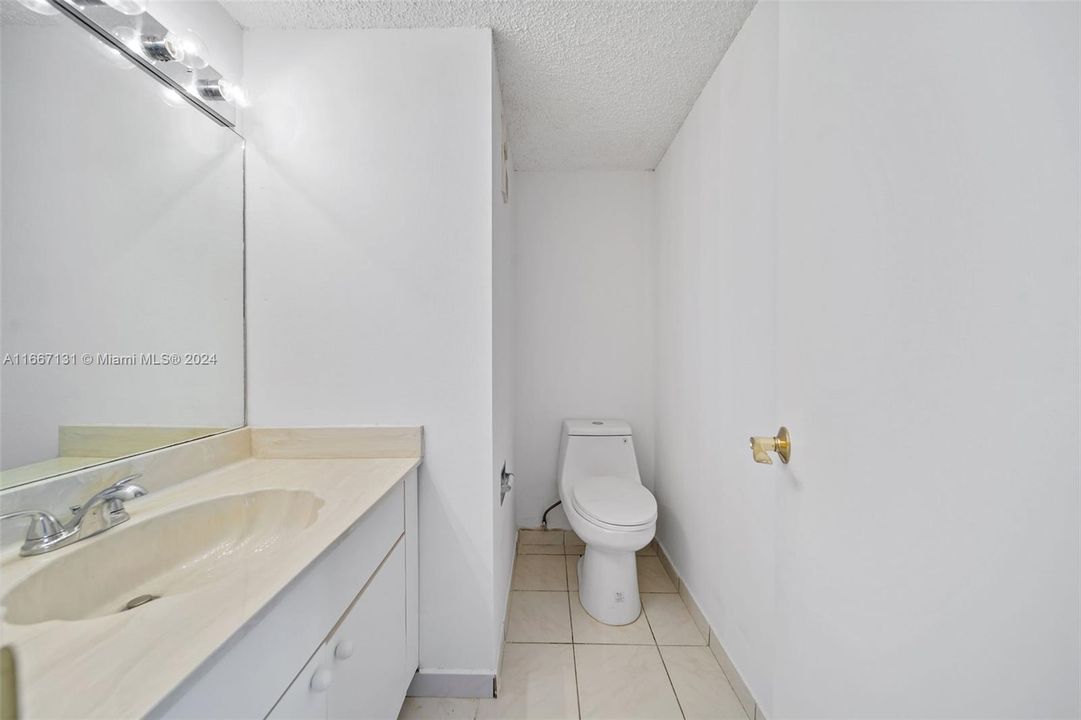 For Sale: $285,000 (1 beds, 1 baths, 680 Square Feet)