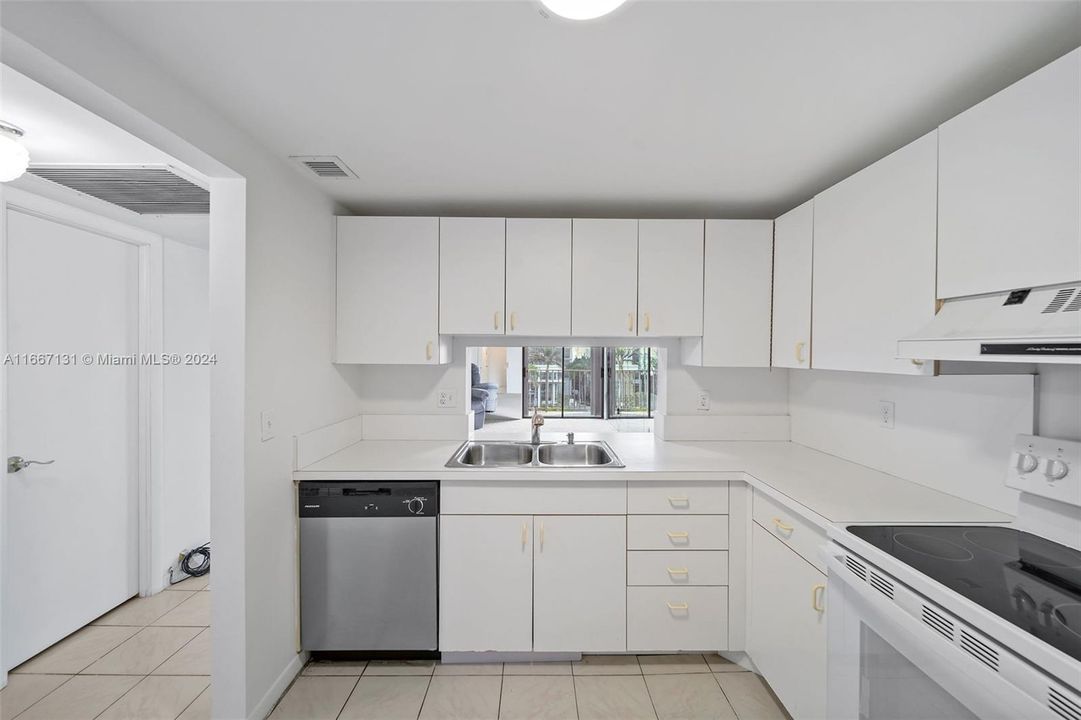 For Sale: $285,000 (1 beds, 1 baths, 680 Square Feet)