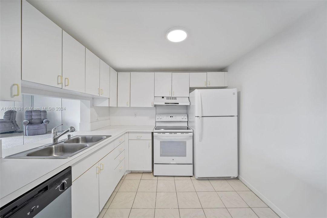 For Sale: $285,000 (1 beds, 1 baths, 680 Square Feet)