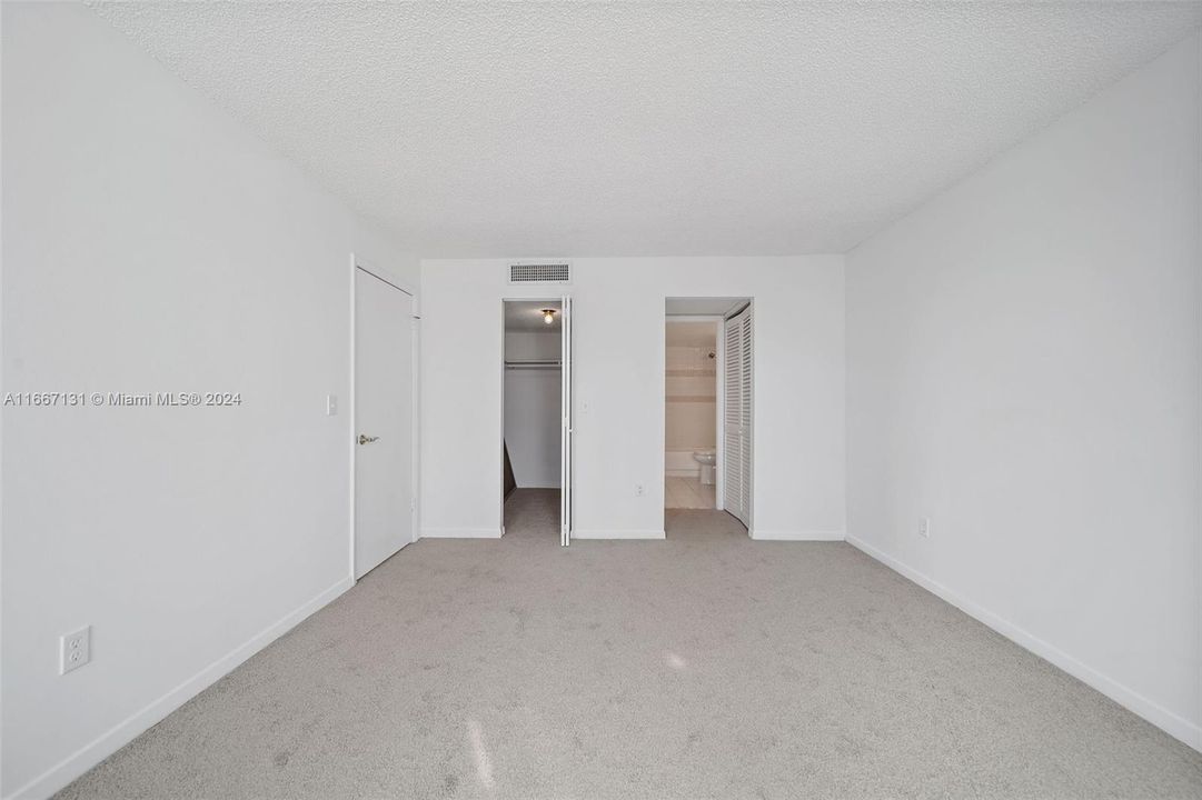 For Sale: $285,000 (1 beds, 1 baths, 680 Square Feet)