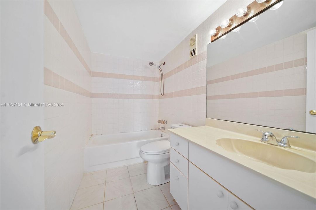 For Sale: $285,000 (1 beds, 1 baths, 680 Square Feet)