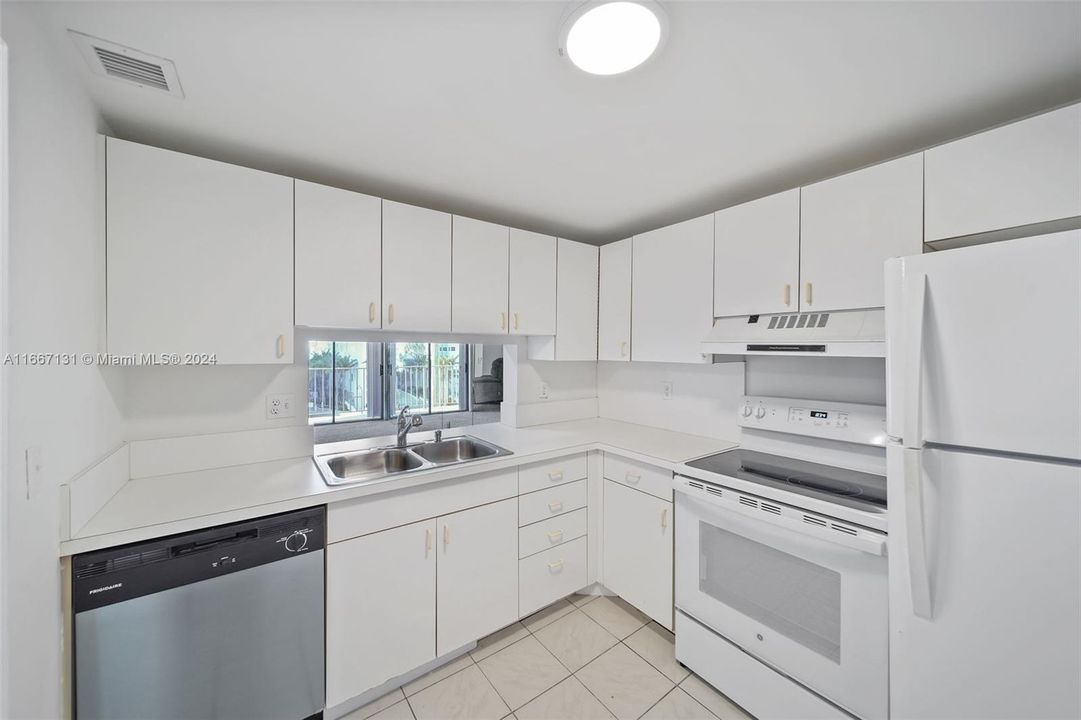 For Sale: $285,000 (1 beds, 1 baths, 680 Square Feet)