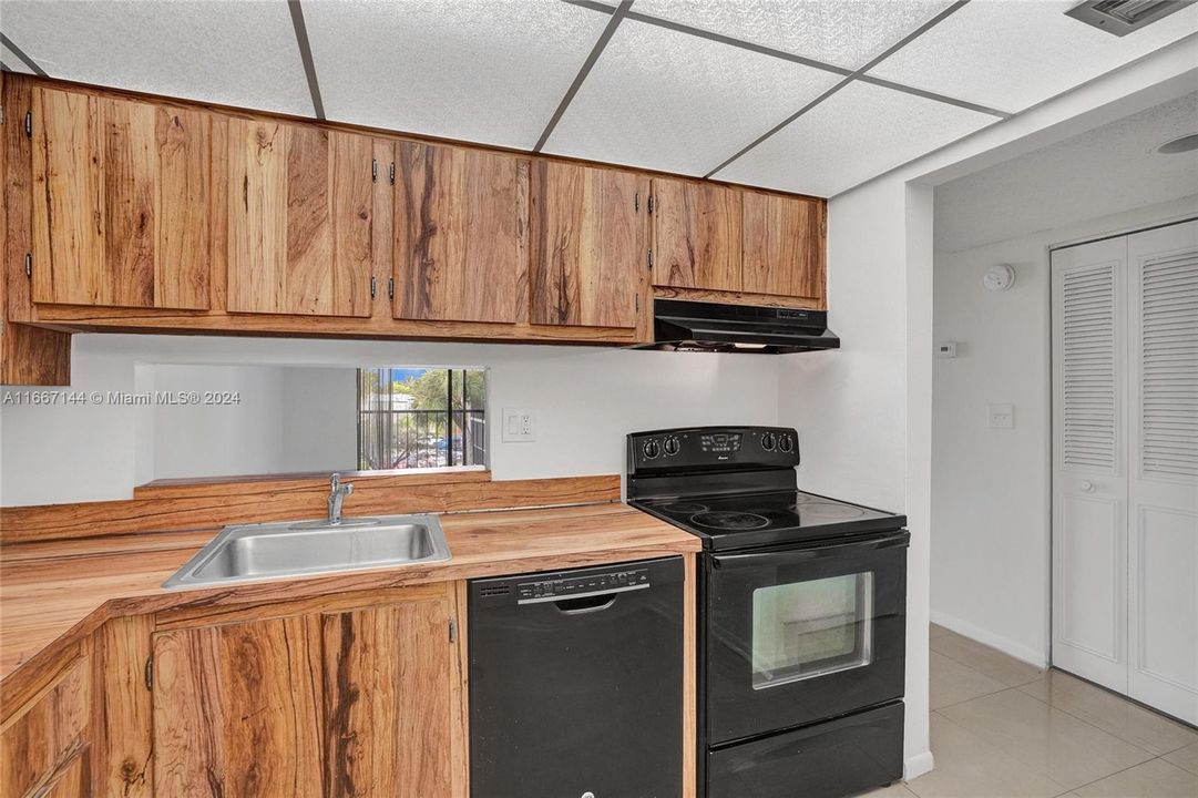 For Rent: $1,900 (1 beds, 1 baths, 705 Square Feet)