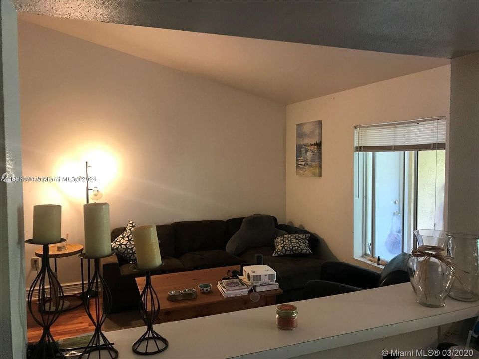 For Sale: $190,000 (1 beds, 1 baths, 834 Square Feet)