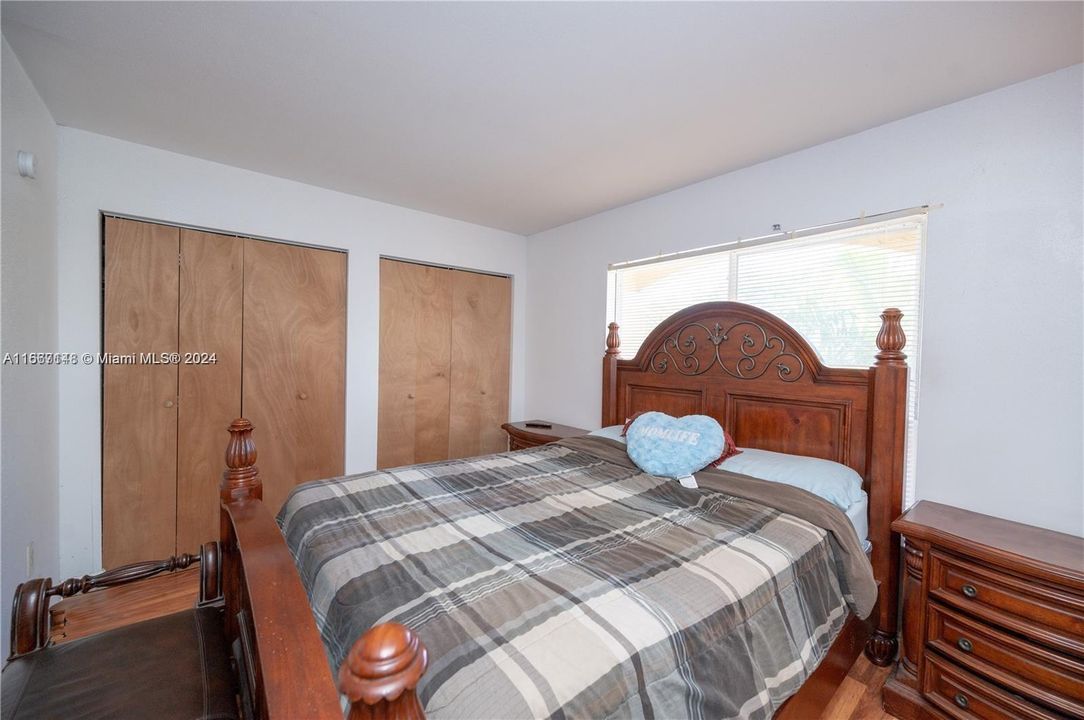 For Sale: $190,000 (1 beds, 1 baths, 834 Square Feet)