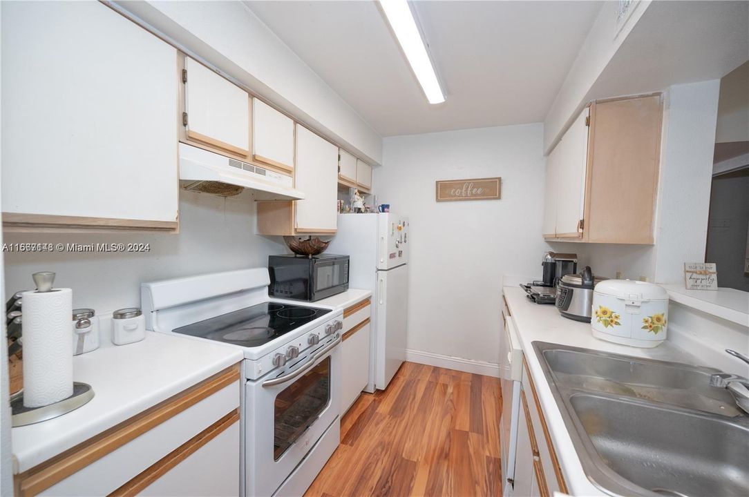 For Sale: $190,000 (1 beds, 1 baths, 834 Square Feet)