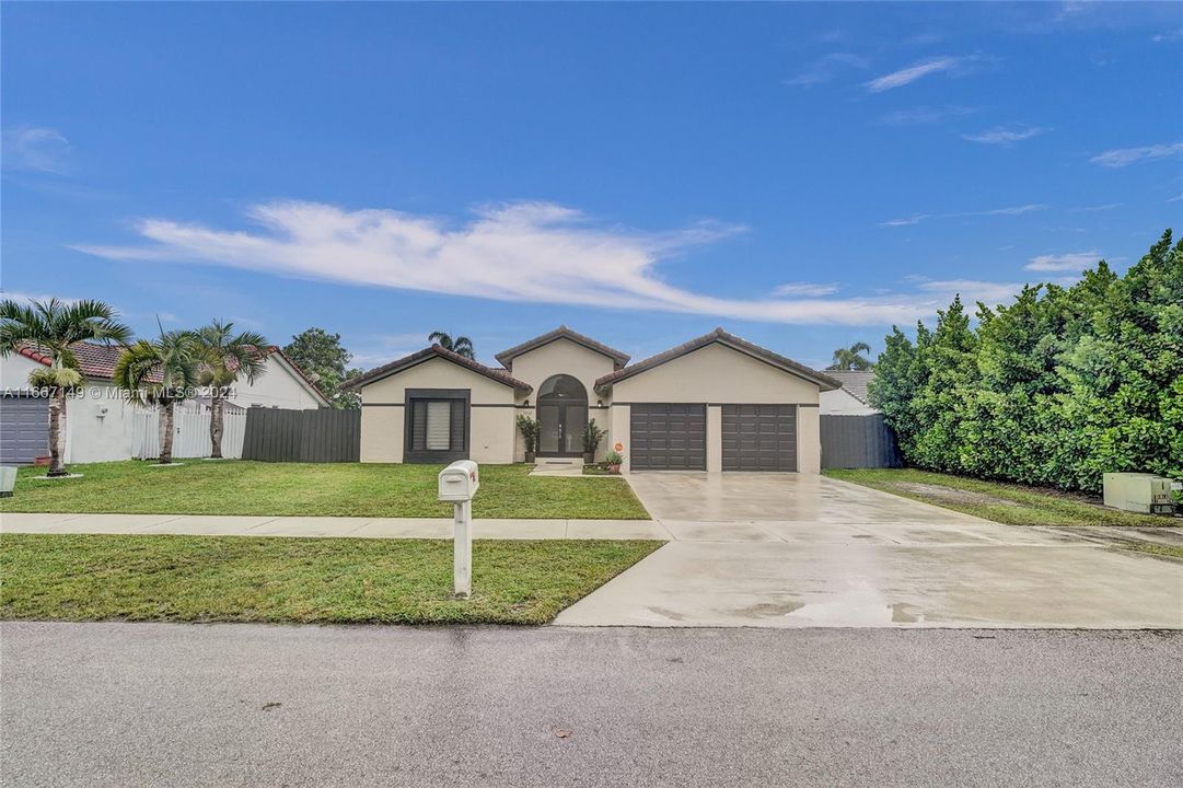 For Sale: $749,000 (4 beds, 2 baths, 2046 Square Feet)