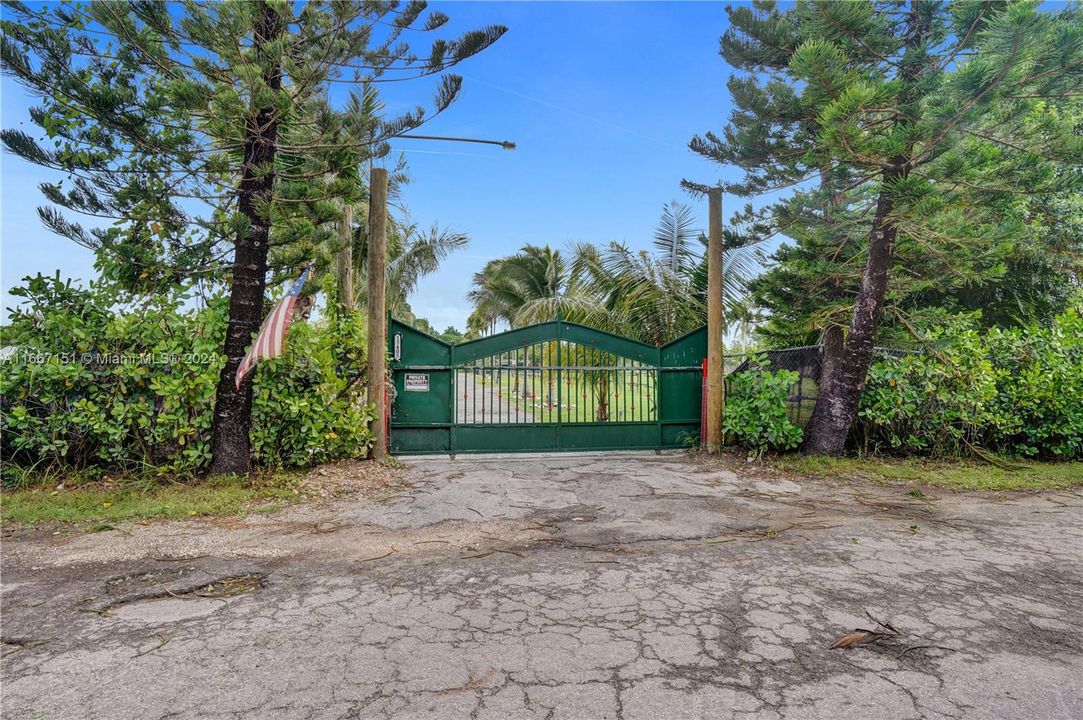 For Sale: $2,850,000 (3 beds, 2 baths, 1668 Square Feet)