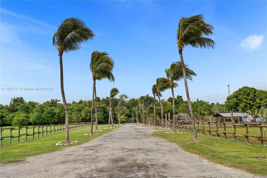 For Sale: $2,850,000 (3 beds, 2 baths, 1668 Square Feet)