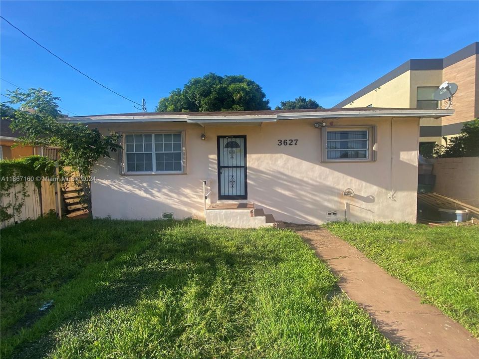 For Sale: $850,000 (3 beds, 1 baths, 952 Square Feet)