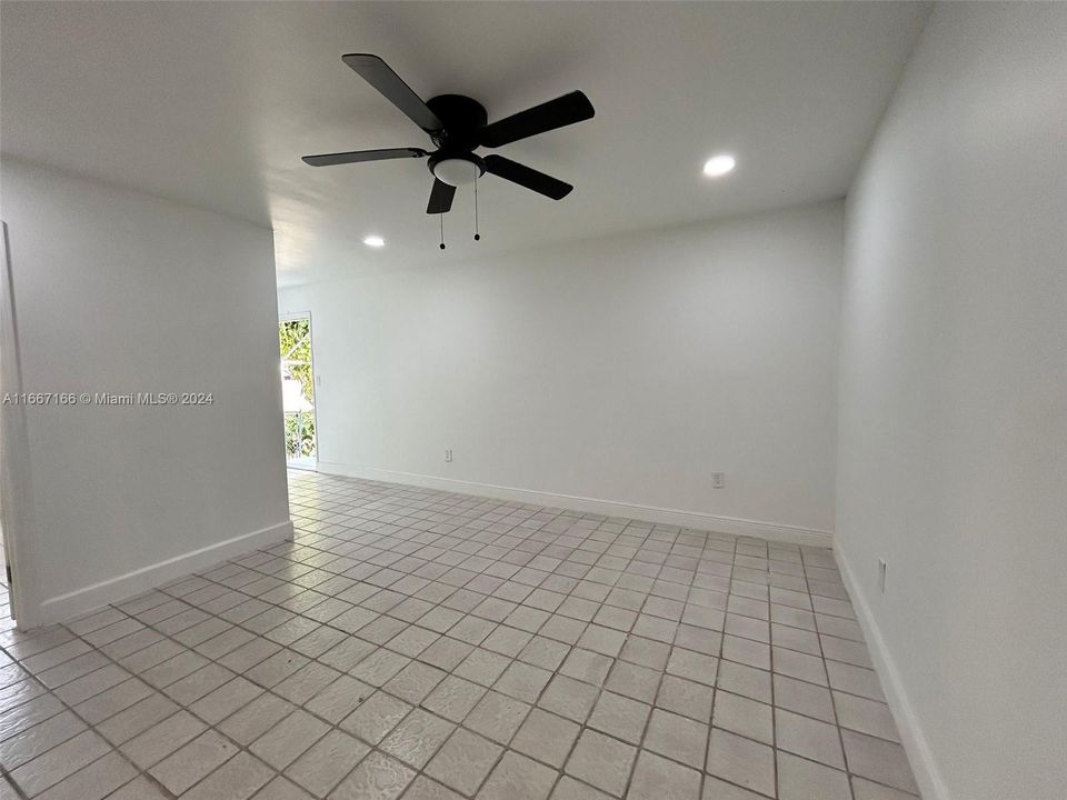 For Rent: $2,400 (2 beds, 1 baths, 2958 Square Feet)