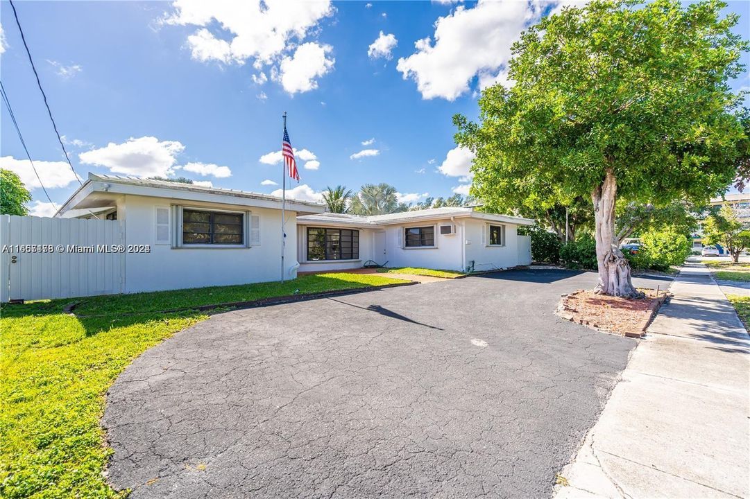 For Sale: $1,395,000 (5 beds, 3 baths, 2223 Square Feet)