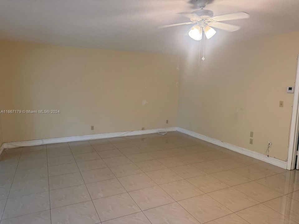 For Sale: $215,000 (1 beds, 1 baths, 935 Square Feet)