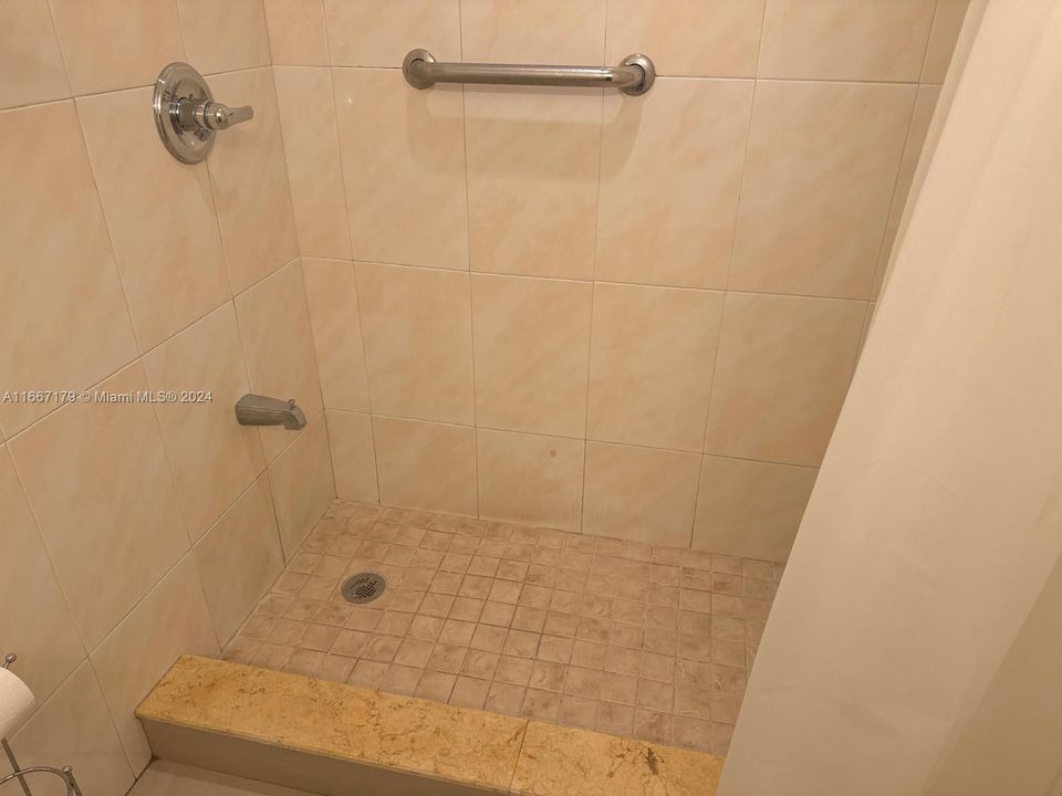 For Sale: $215,000 (1 beds, 1 baths, 935 Square Feet)