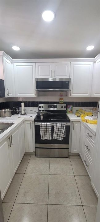 For Sale: $287,000 (2 beds, 1 baths, 813 Square Feet)