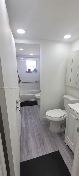 For Sale: $287,000 (2 beds, 1 baths, 813 Square Feet)