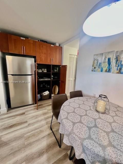 For Sale: $290,000 (1 beds, 1 baths, 652 Square Feet)