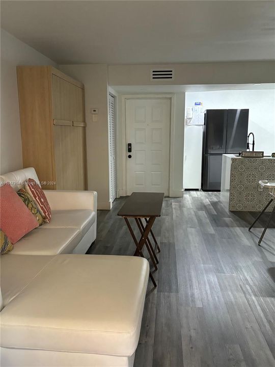 For Sale: $250,000 (1 beds, 1 baths, 640 Square Feet)