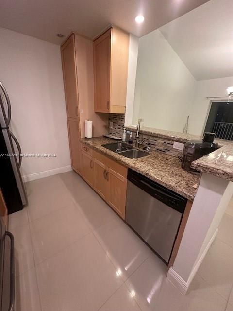 For Sale: $245,000 (1 beds, 1 baths, 742 Square Feet)