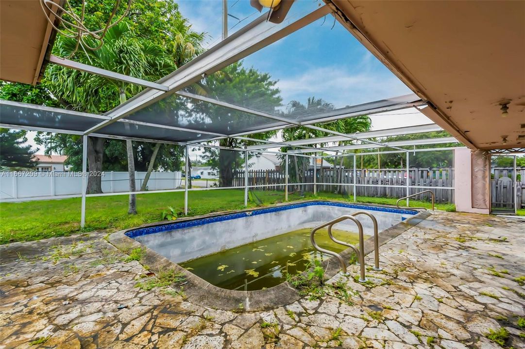 En Venta: $725,000 (4 camas, 3 baños, 2005 Pies cuadrados)