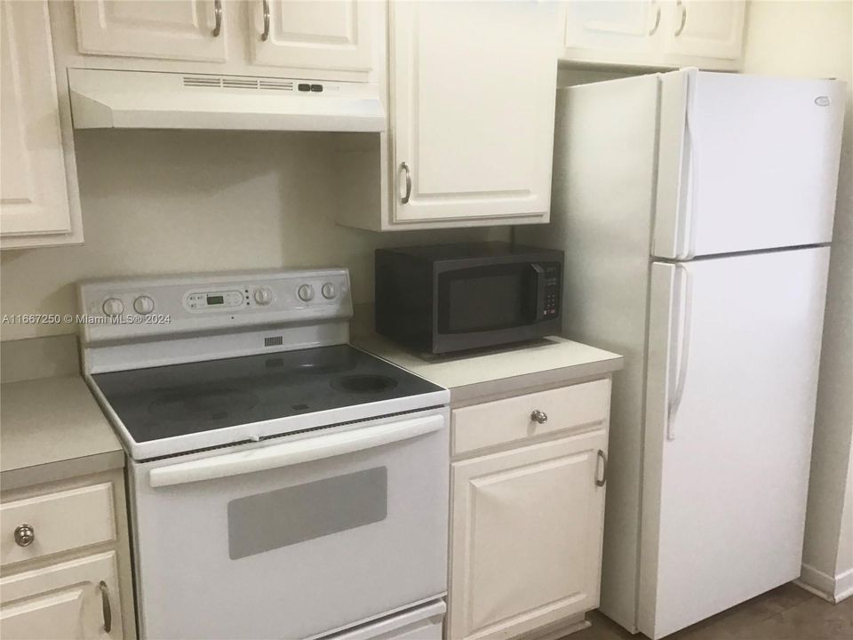 For Sale: $215,000 (2 beds, 1 baths, 1032 Square Feet)