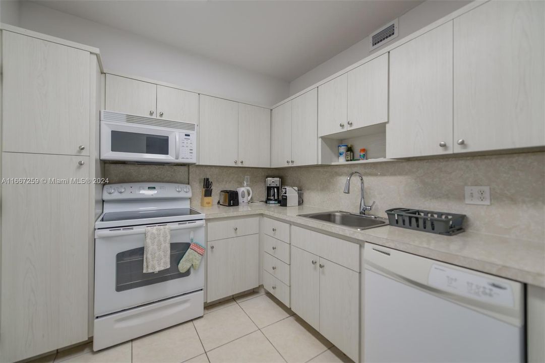 For Rent: $2,500 (1 beds, 1 baths, 798 Square Feet)