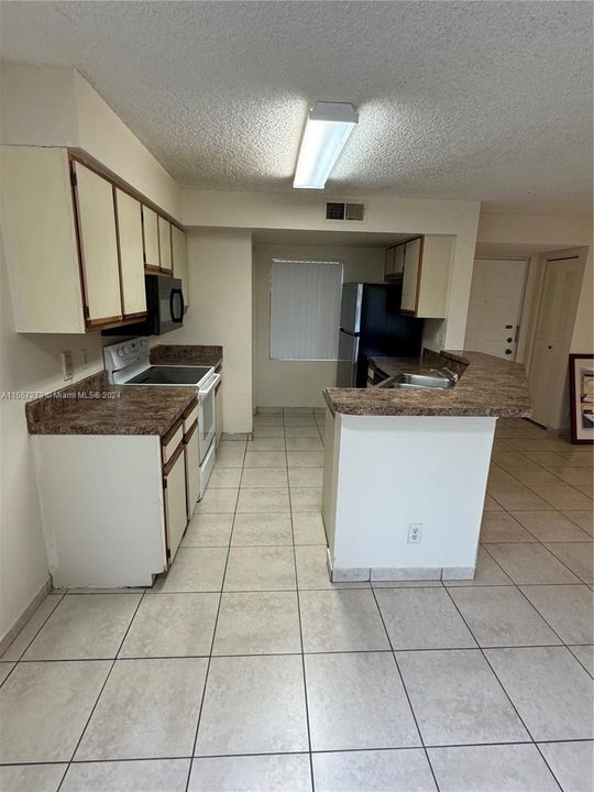 For Rent: $1,750 (1 beds, 1 baths, 754 Square Feet)