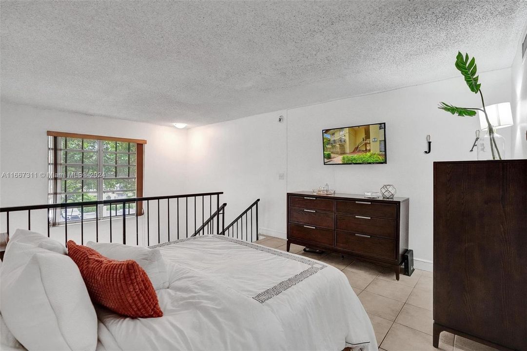 For Sale: $237,500 (1 beds, 1 baths, 801 Square Feet)