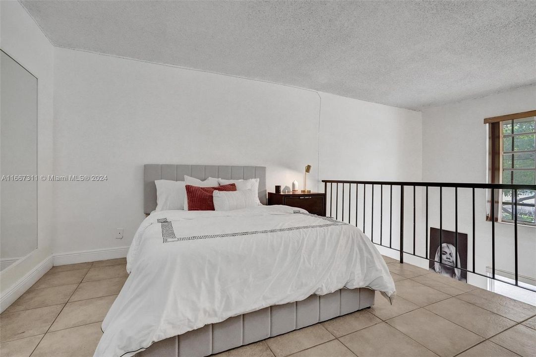 For Sale: $237,500 (1 beds, 1 baths, 801 Square Feet)