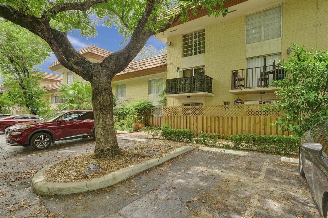 For Sale: $237,500 (1 beds, 1 baths, 801 Square Feet)