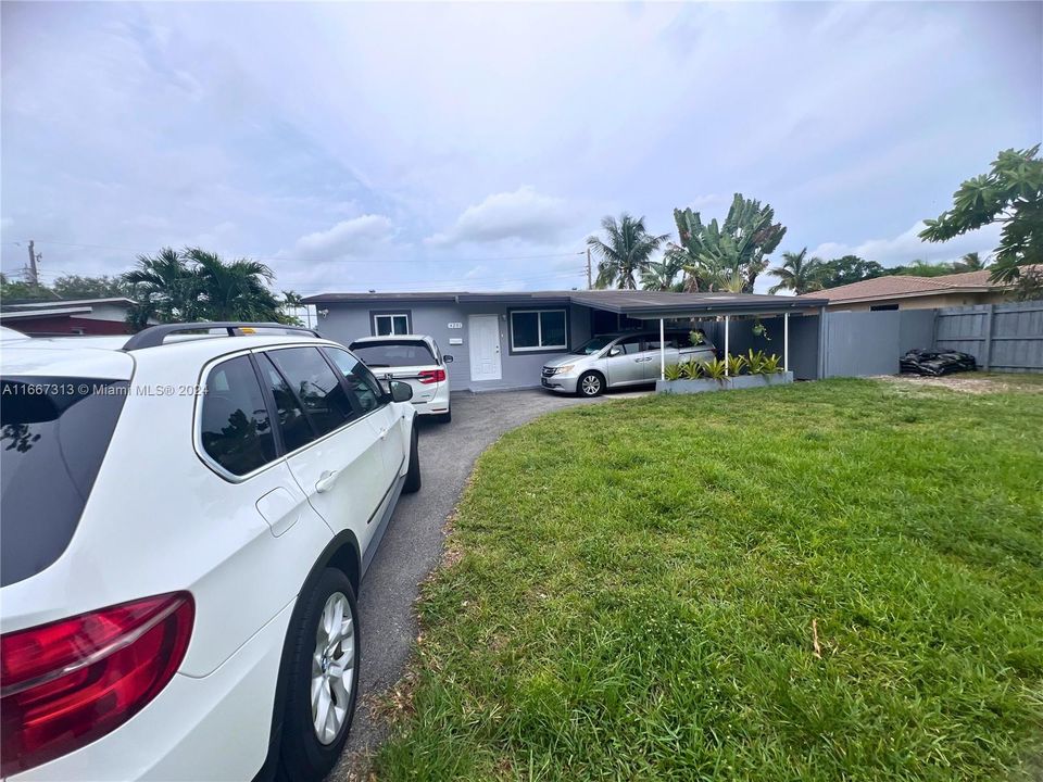 For Sale: $429,999 (3 beds, 2 baths, 888 Square Feet)