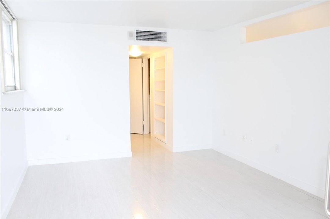 For Sale: $395,000 (1 beds, 1 baths, 860 Square Feet)