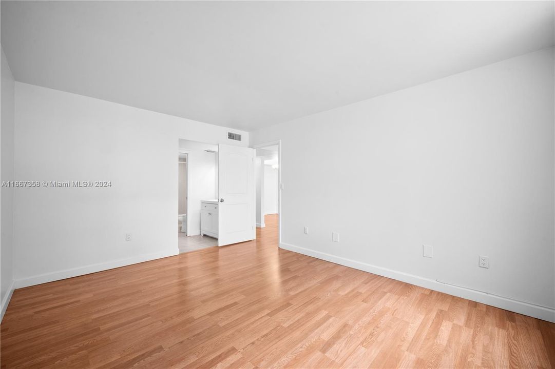 For Rent: $2,500 (2 beds, 2 baths, 927 Square Feet)