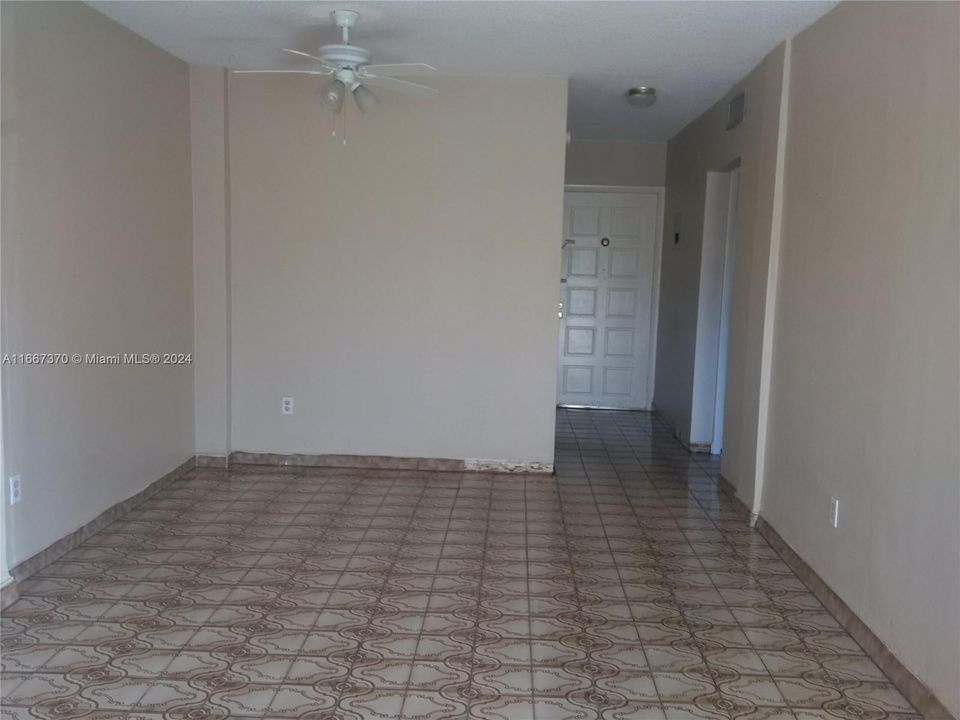 For Sale: $173,500 (1 beds, 1 baths, 690 Square Feet)