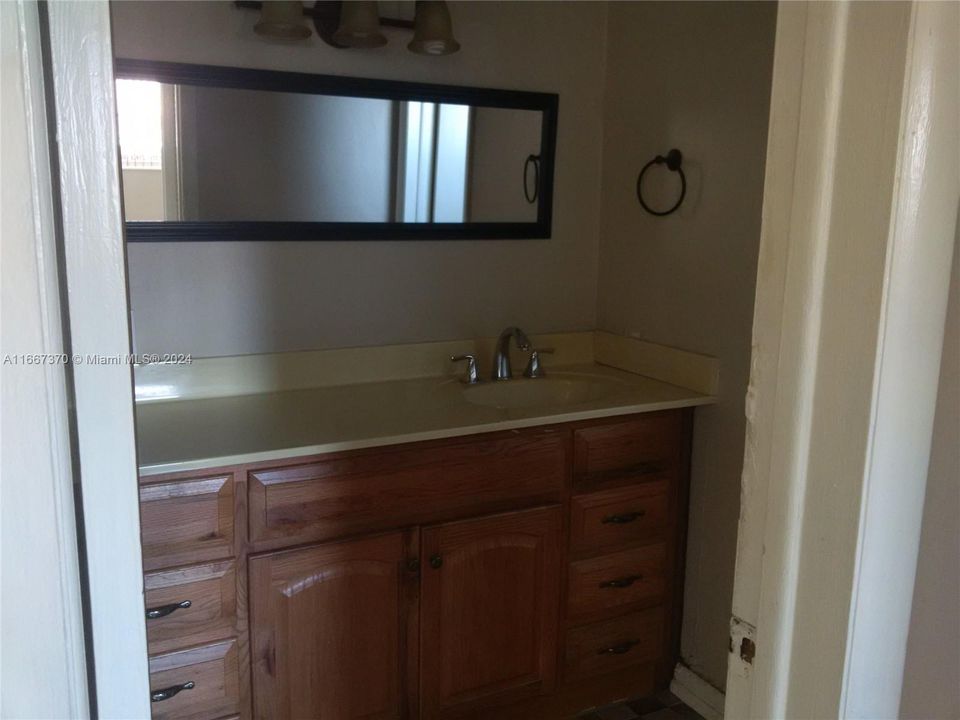 For Sale: $173,500 (1 beds, 1 baths, 690 Square Feet)