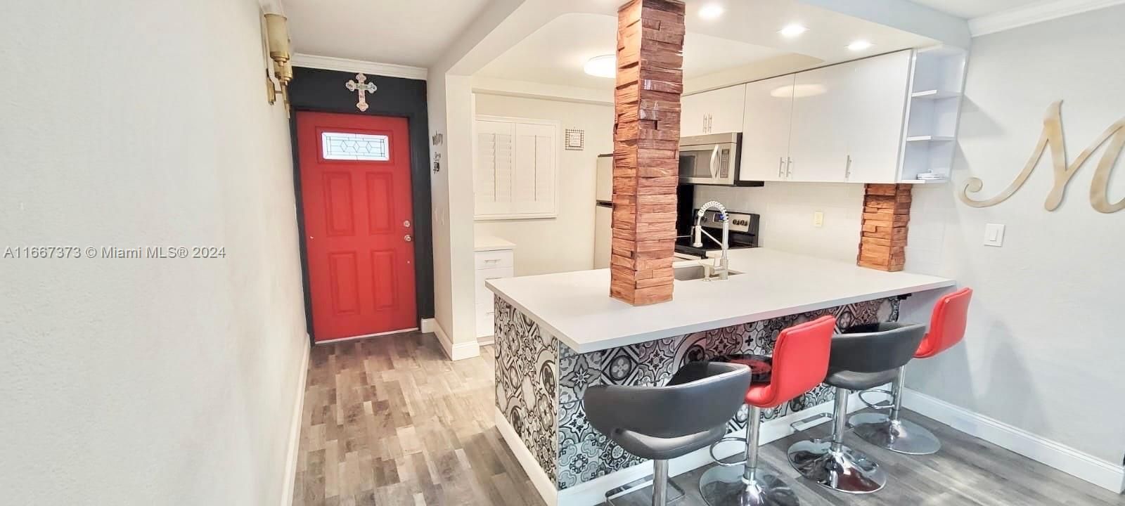 For Sale: $299,900 (2 beds, 2 baths, 855 Square Feet)