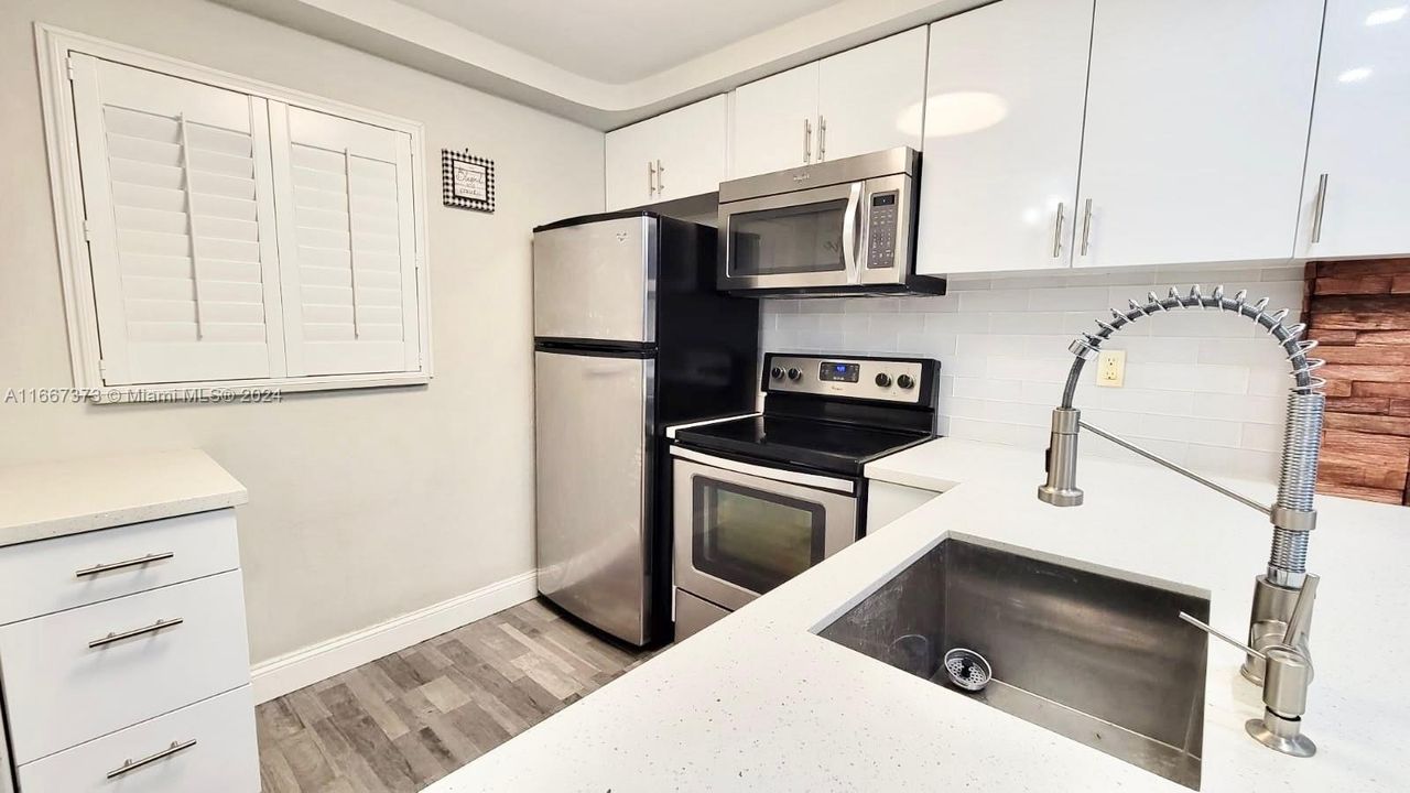 For Sale: $299,900 (2 beds, 2 baths, 855 Square Feet)