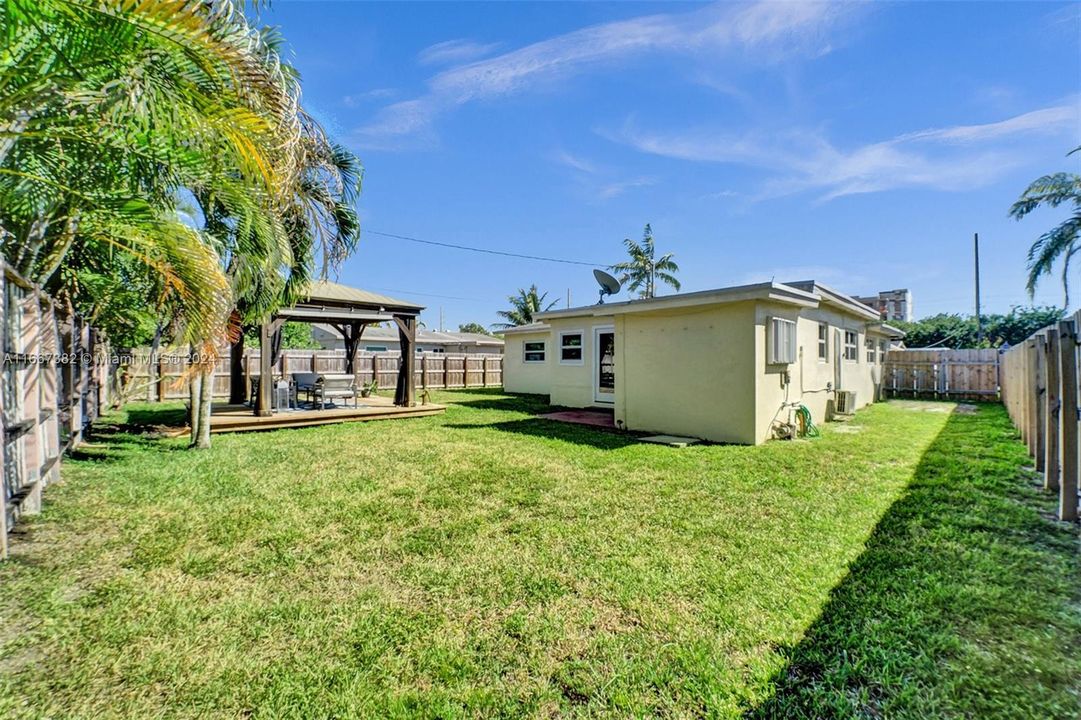 For Sale: $565,000 (3 beds, 2 baths, 1352 Square Feet)